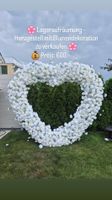 Herzgestell mit Blumendekoration weiss 
