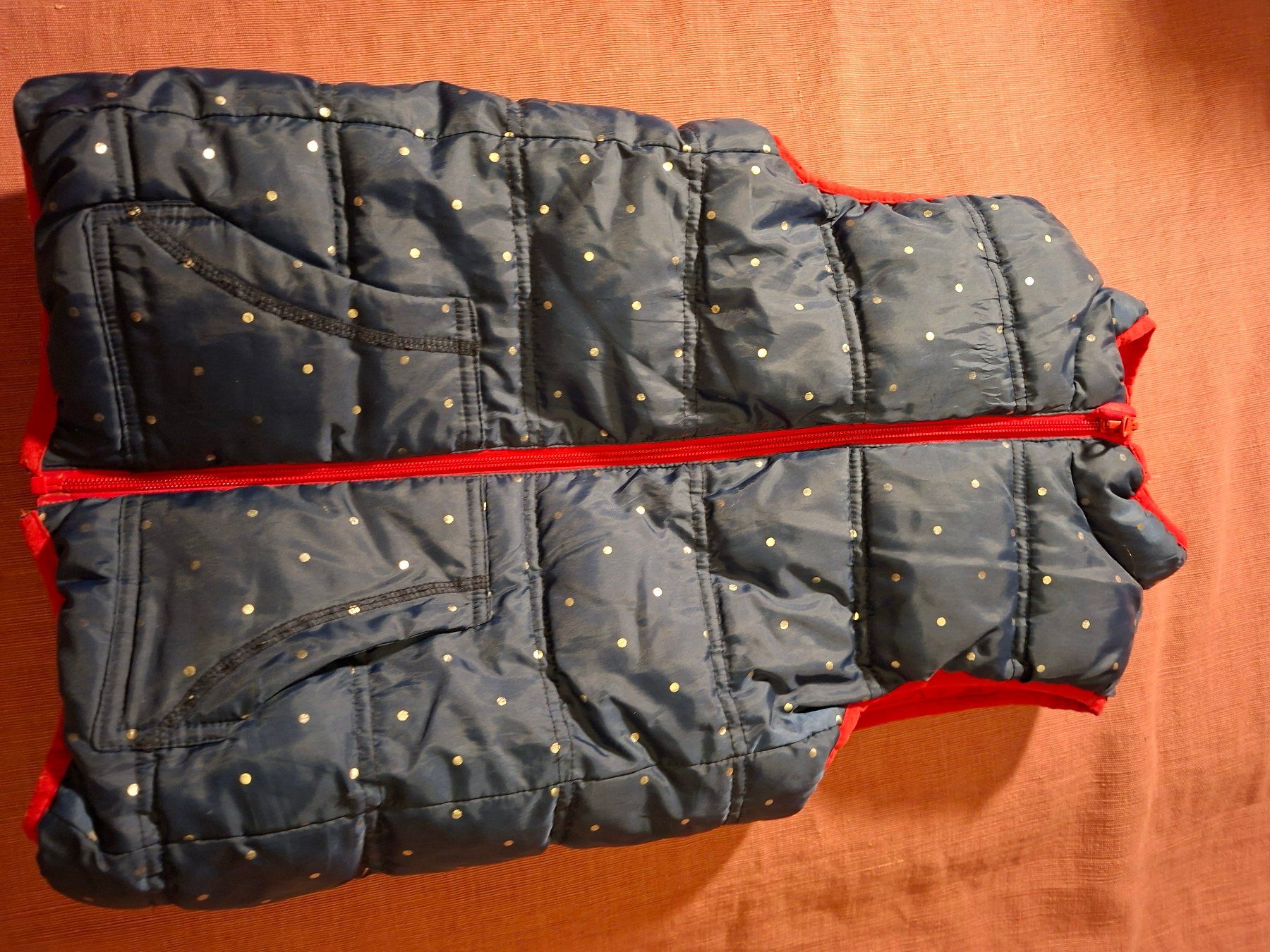 Altro abbigliamento per bambina: Rote/Dunkelblaue Wende-Daunenweste – Usato da Olten venduto da kate202122 1