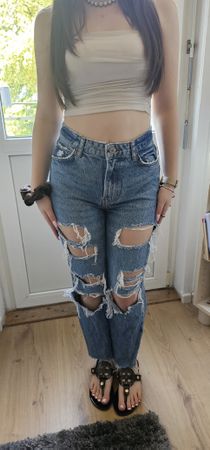 Ripped Mom Jeans - Perfect for Summer Style - Size 34 👖