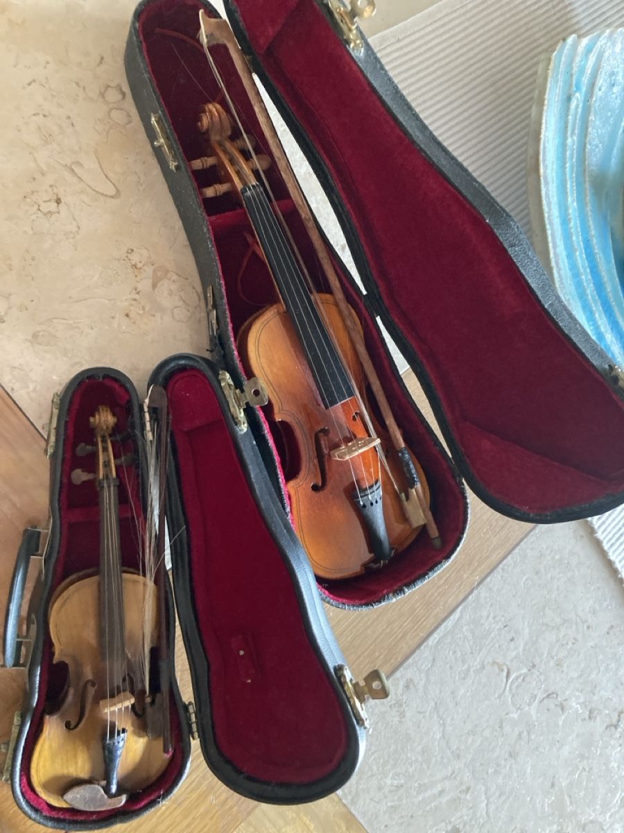 Musikinstrumente: Violons miniatures  – Gebraucht aus Bursinel von SeveralLives 2