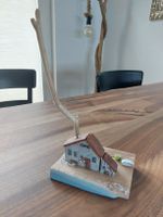Handgemachtes Strand Haus aus Holz mit Schiff und Schaf