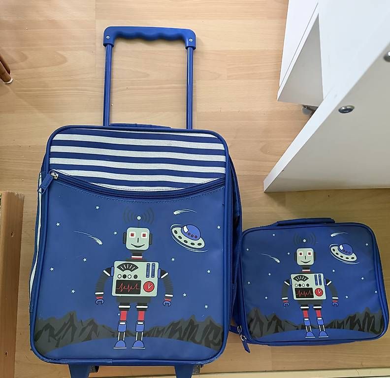 Valigie: Kinder Rollkoffer und Necessaire – Usato da Egerkingen venduto da Illmatic89