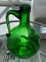 Grosse, grüne Vintage Henkel-Glasflasche
