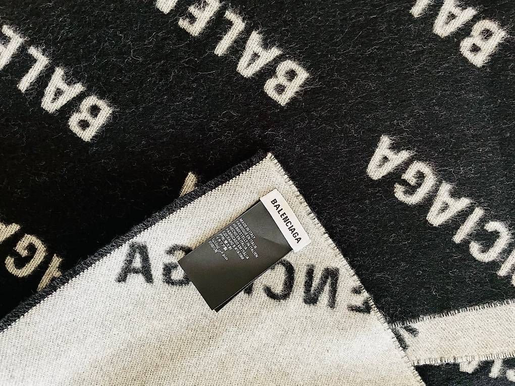 Balenciaga Foulards & écharpes: Balenciaga Schal Logo – D'occasion à Zürich par ljjud 1