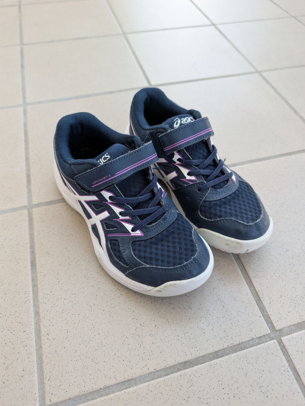 Asics Schuhe für Jungen: Hallenturnschuhe Asics – Gebraucht aus Trimmis von Blueberry123