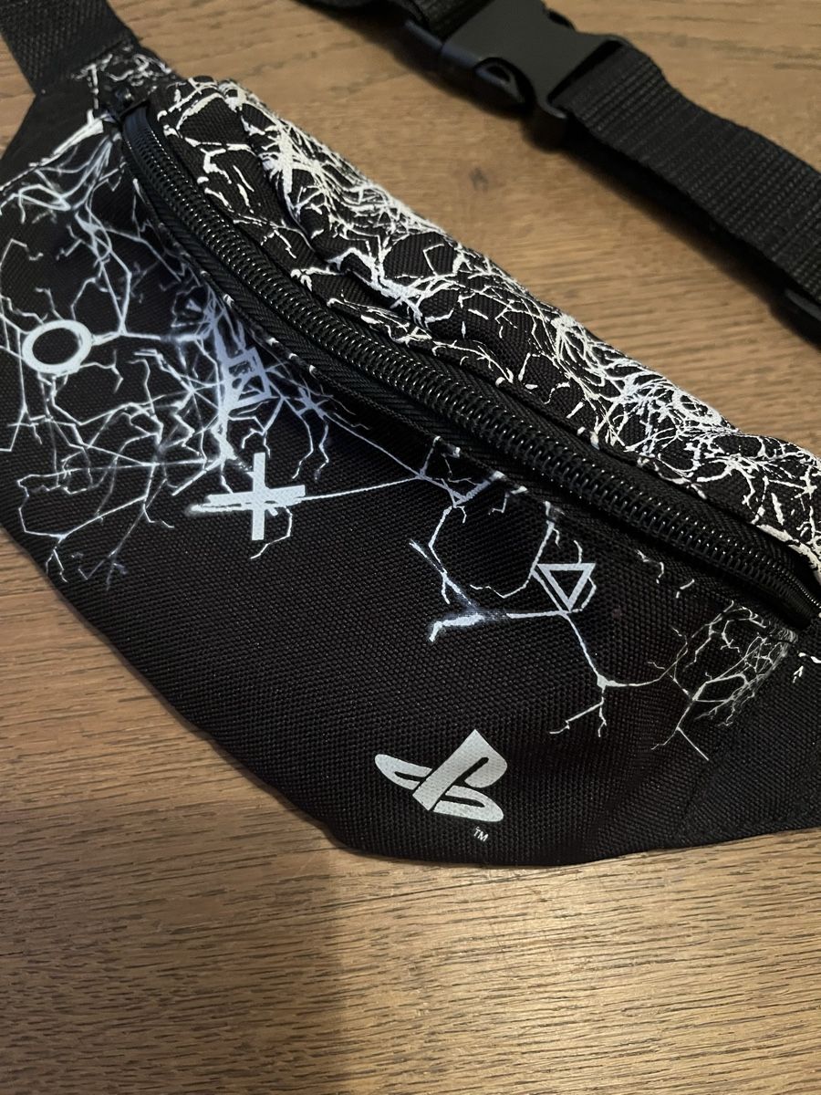 H&M Borse: Coole Playstation Bauchtasche schwarz weiss – Usato da Luzern venduto da Boudin03 1