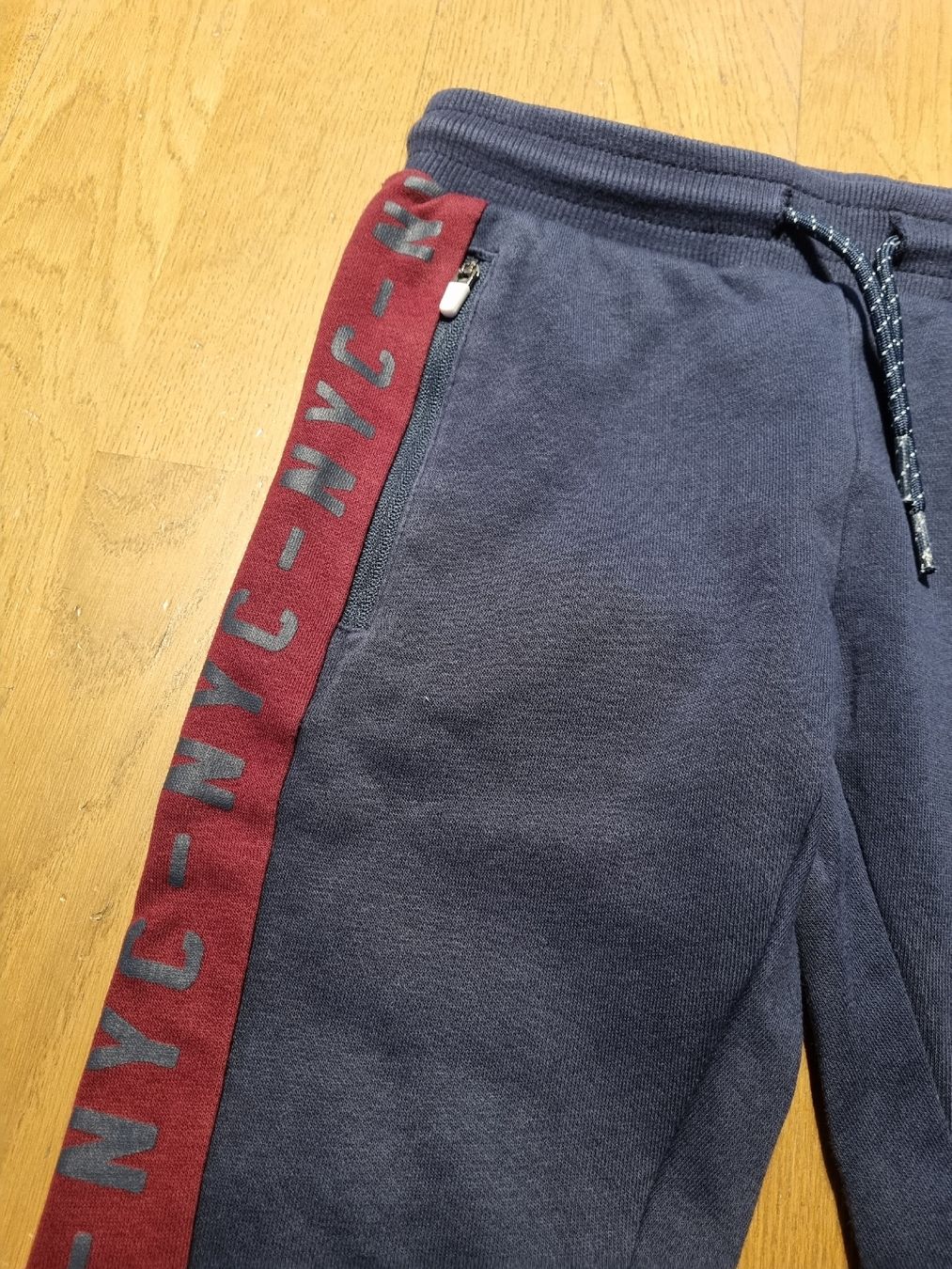 Pantalons: 2 Trainerhosen gr 122 – D'occasion à Rümlang par Franny93 1