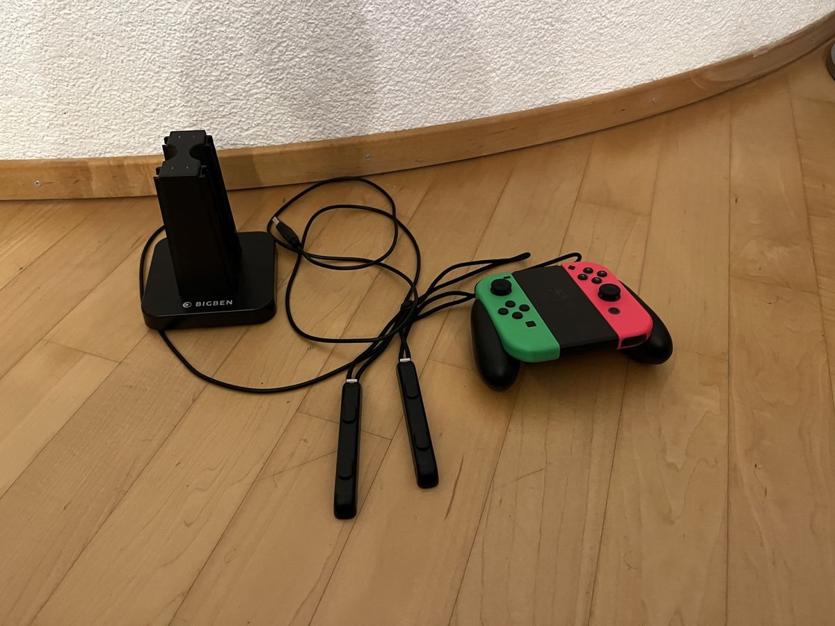 Nintendo Controller: Nintendo Switch Joy-Con Set mit Bigben Ladestation – Usato da Allschwil venduto da Manolictus
