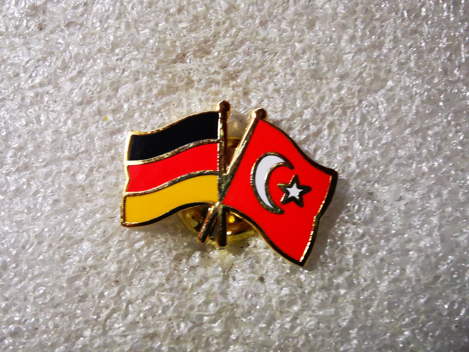 Placchette & Badge: Ansteckpin 83: Flaggen – Usato da Oppligen venduto da Pin-Fall-Shop