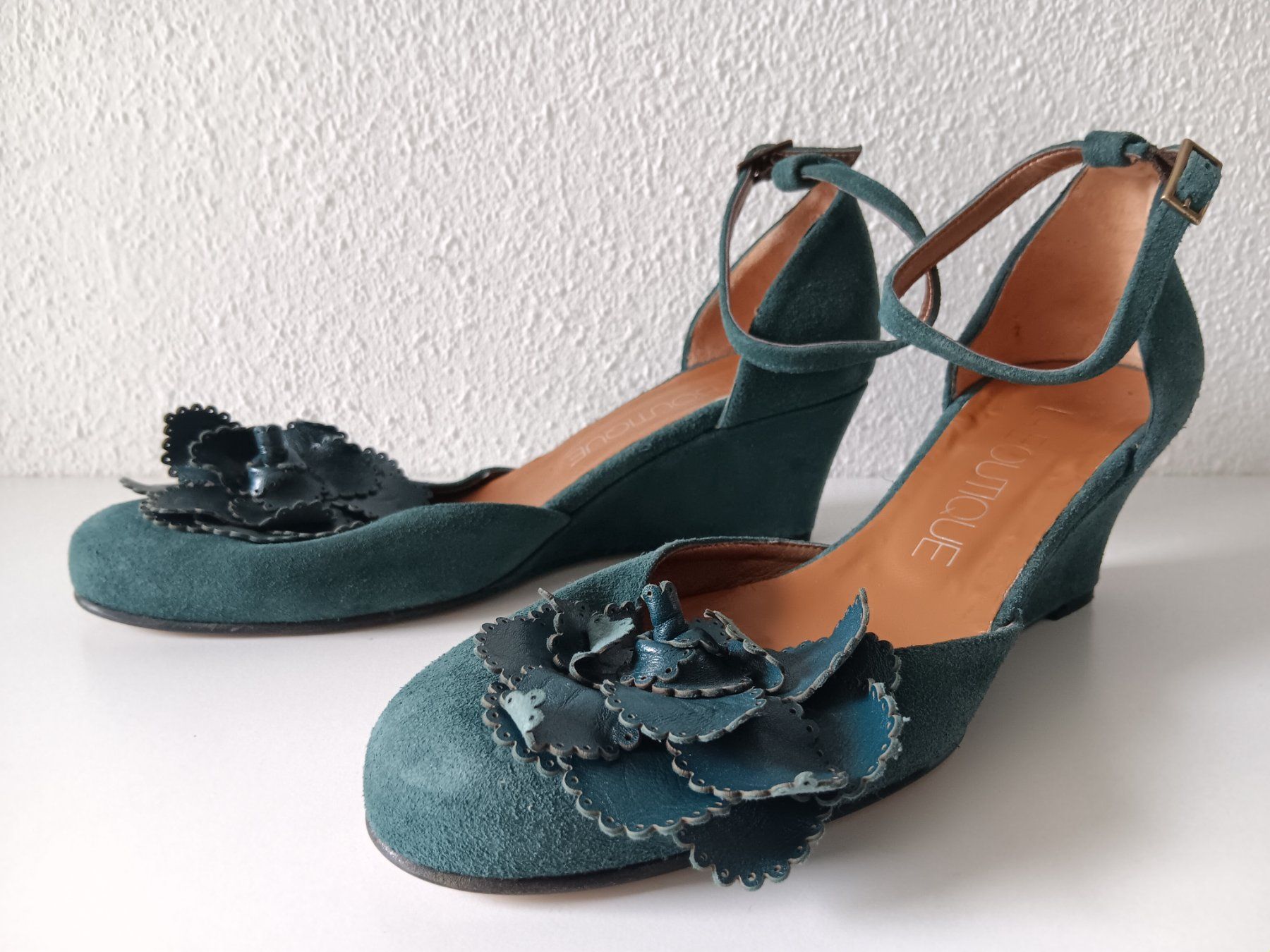 Scarpe da donna: LA BOUTIQUE Chaussures / Schuhe pointure / Nummer 37 – Usato da Cossonay-ville venduto da Super-Price-Quality 2