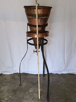 Percolateur en cuivre monté sur un support en fer forgé