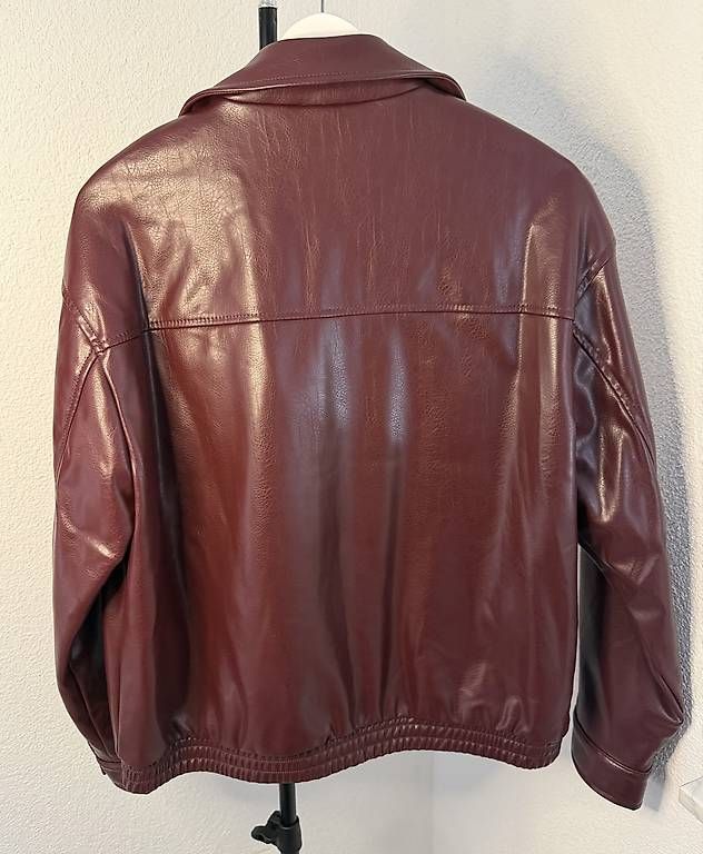Vestes: Bordeauxfarbene Kunstlederjacke – Neuf avec emballage d'origine à Rorschach par Tara234 2