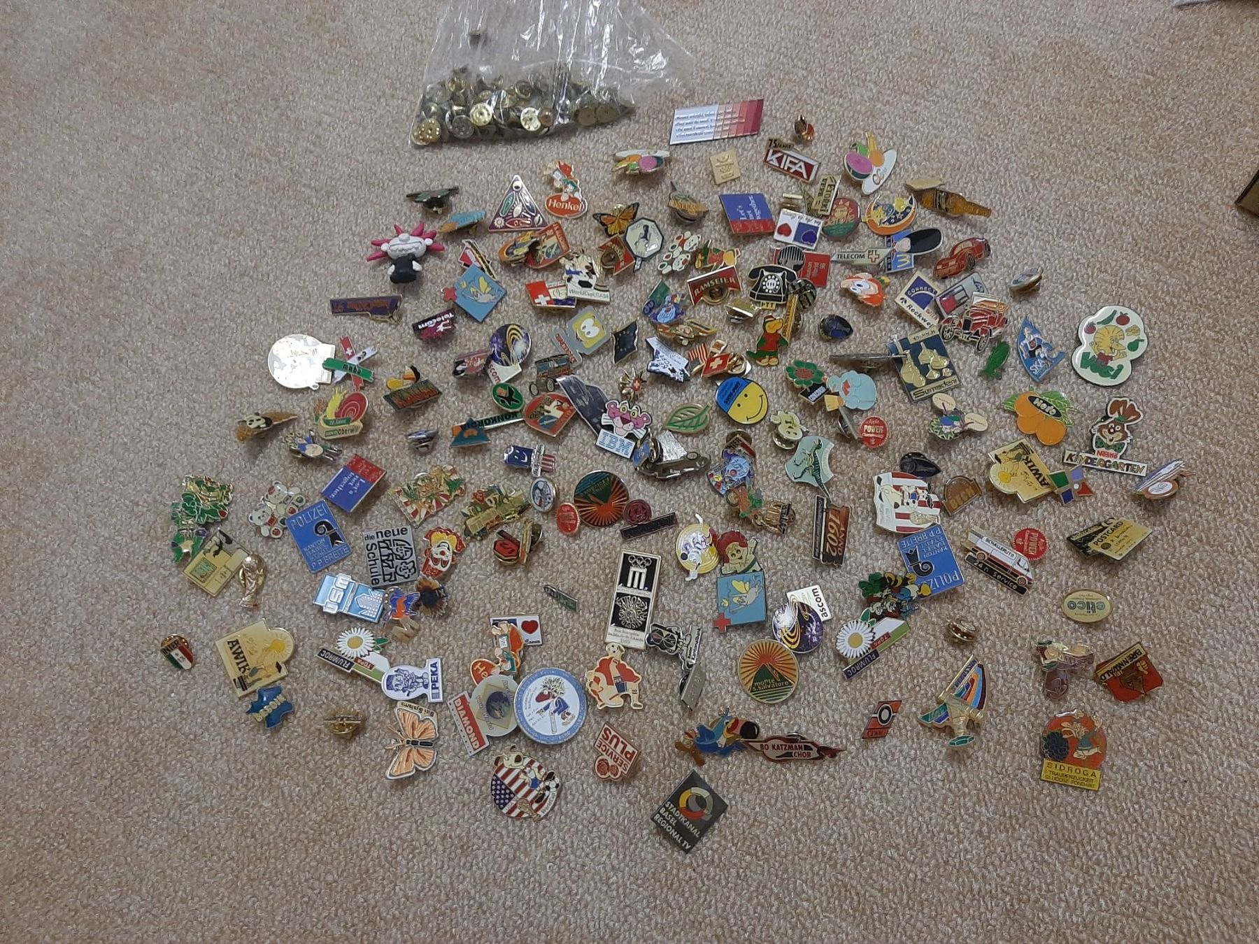 Alle Dekorationen: Pinsammlung / ca. 50 Stück diverse Sujets – Gebraucht aus Riehen von joerdeli