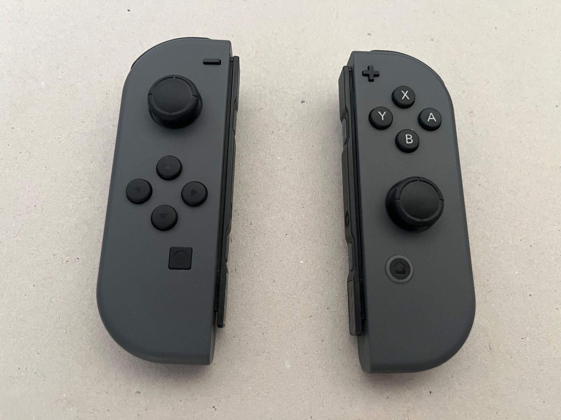 Nintendo Controller: Nintendo Switch Joy-Con Set Grau + Grip + Schlaufen – Usato da Alterswil FR venduto da czRtdXg 2