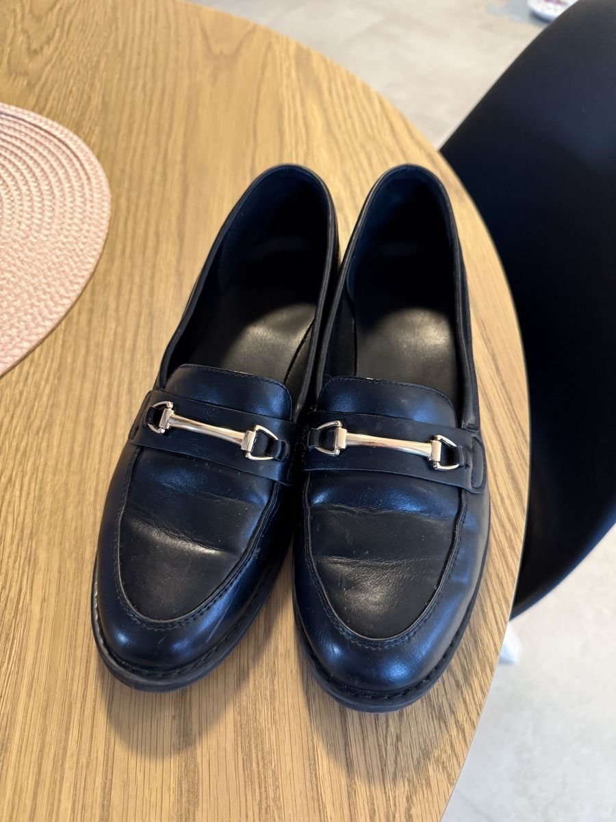 Chaussures femmes: Schwarze Loafer Damen Grösse 40 – D'occasion à Hüttwilen par sar_8gj7