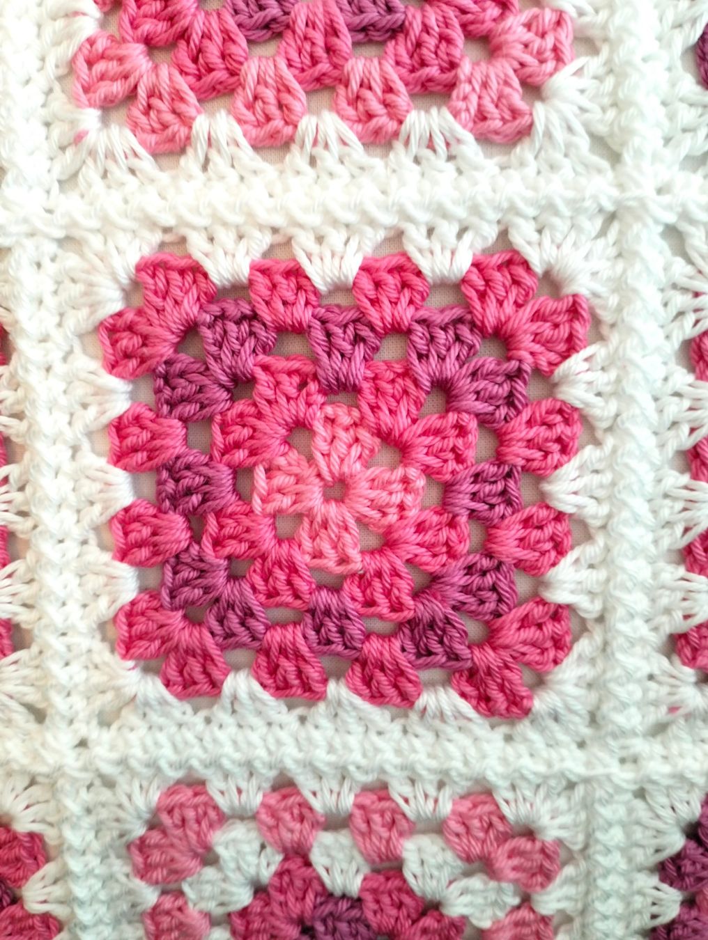 Kissen: Granny Square Zierkissen – Neu und originalverpackt aus Neuendorf von Winter02 1