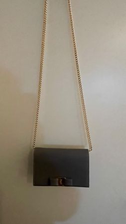 Elegante graue Handtasche mit goldener Kette - Top Zustand!