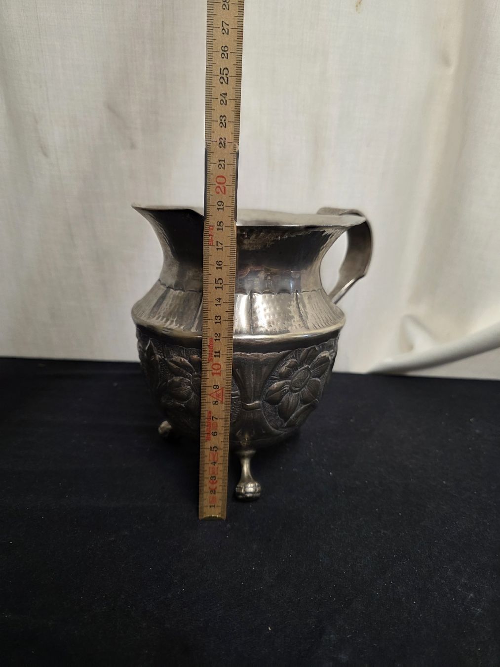 Casseroles: Krug mit Blumenmuster versilbert H 17cm Deko gebraucht – D'occasion à Wolfertswil par Antiko 2