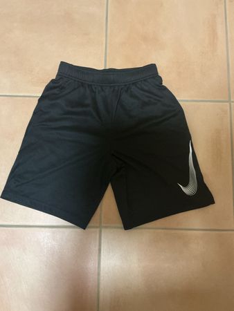 Short Nike Dri-Fit noir taille L 147-158 cm, parfait pour l'