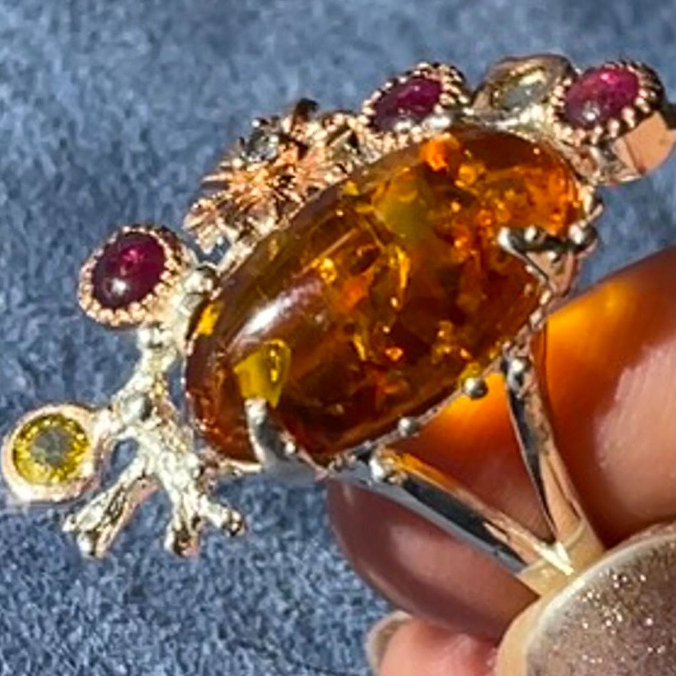 Llan Valls Joies Anelli: Natural African Red Amber & Ruby Asymmetric Gold 925SS Ring – Nuovo e nell'imballaggio originale da Birsfelden venduto da Brut 7
