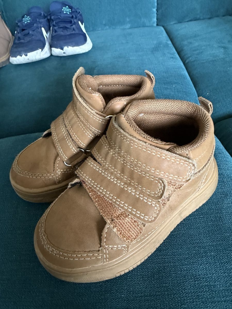 Scarpe da uomo: Kleinkinder Schuhe Gr. 21-22 EU – Usato da Nänikon venduto da sam_7nk7 2