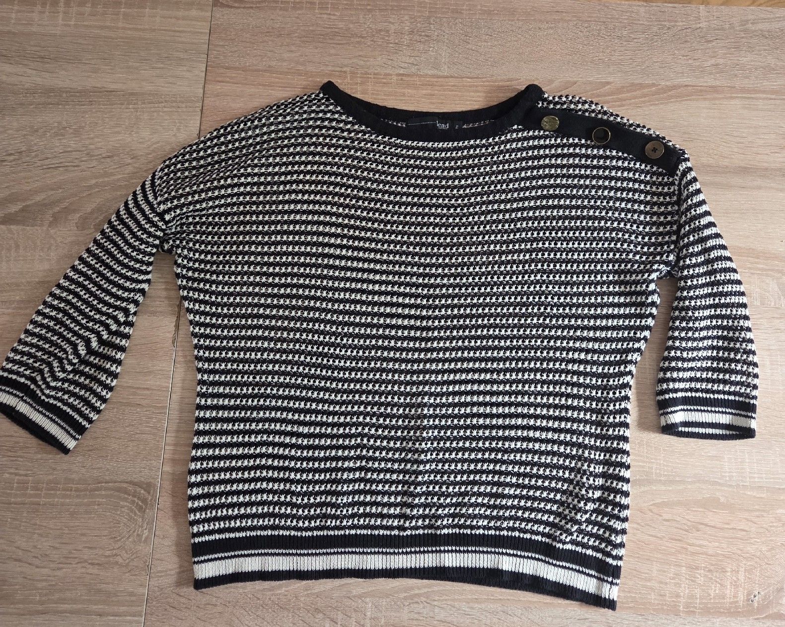 Top: Pull léger Fend. noir et blanc avec boutons - T.38 – Usato da Praz-de-Fort venduto da val_j9xs