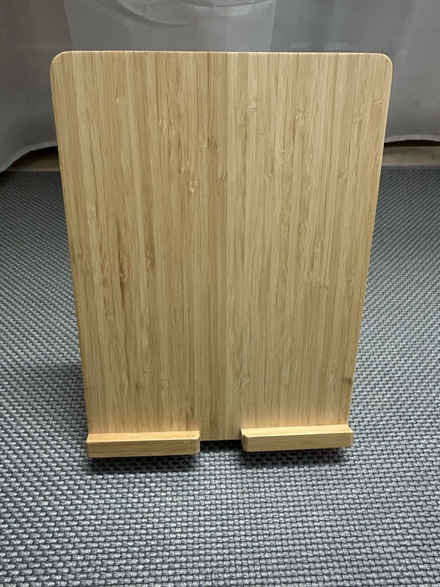 Sonstiges zu Computer & Netzwerk: Wooden tablet stand, adjustable angle, like new – Gebraucht aus Kloten von ale_6n8x 1