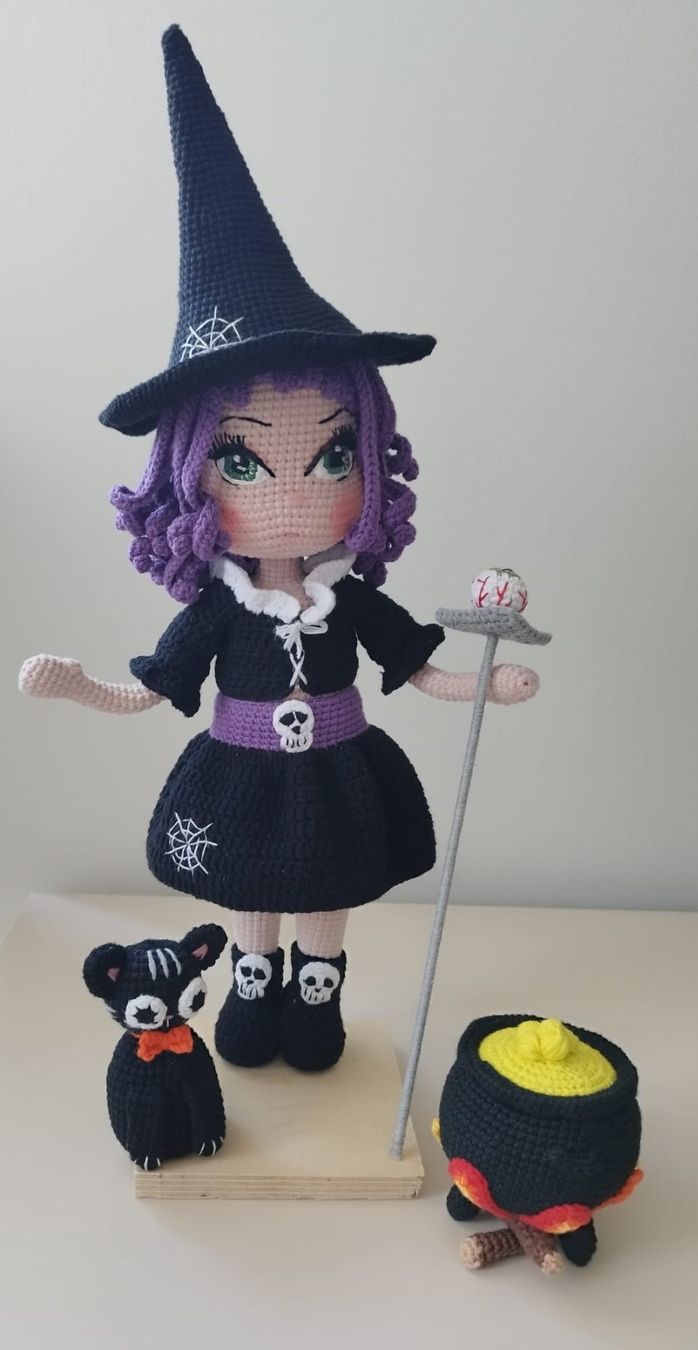 Bambole: Poupée Sorcière en crochet, Chat noir&chaudron! – Nuovo e nell'imballaggio originale da Arnex-sur-Orbe venduto da can_97vn