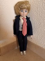 Porzellanpuppe Junge Anzug & Krawatte gut erhalten