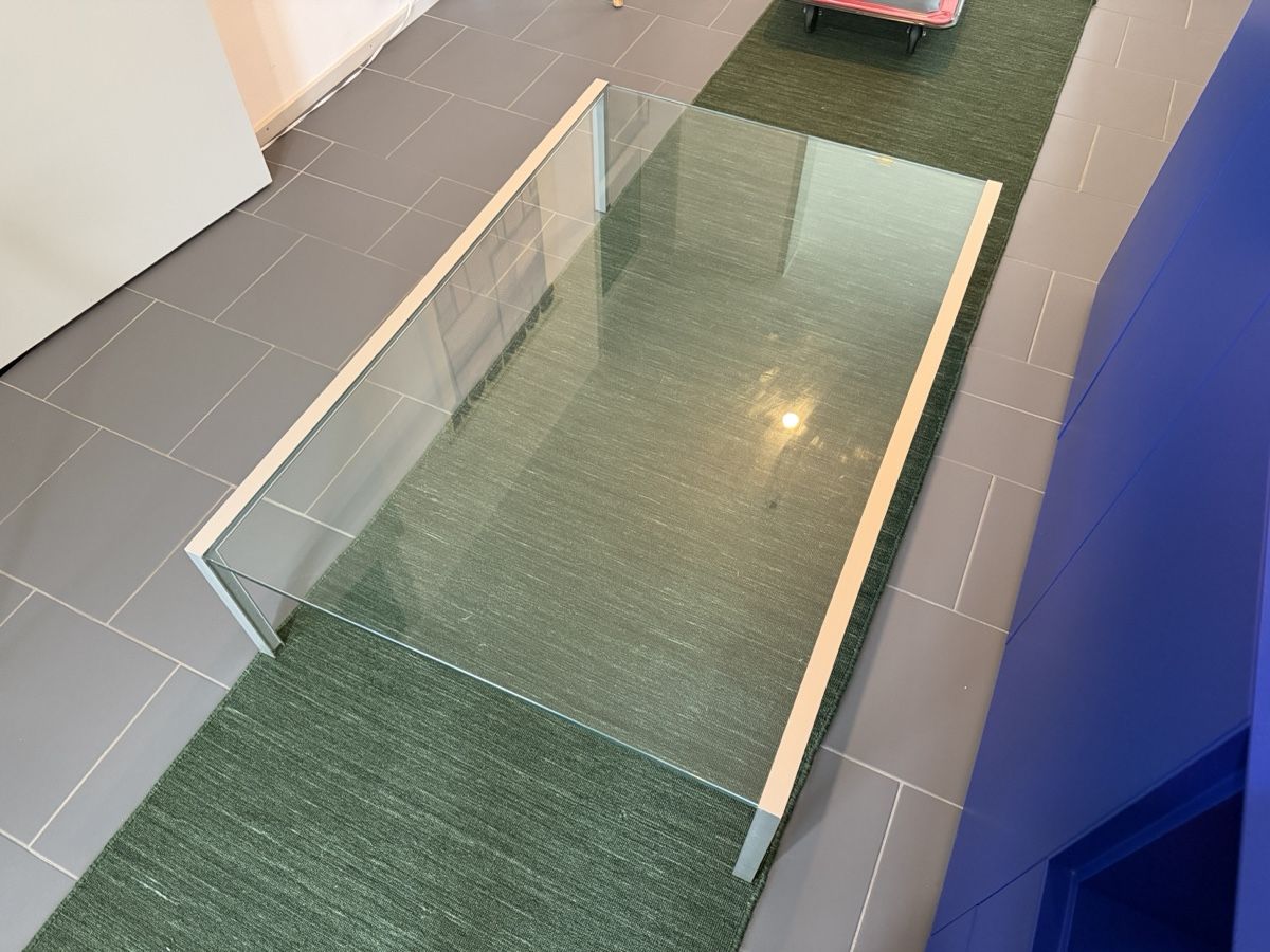 Tavoli: Glas Couchtisch Metallrahmen – Usato da Schlieren venduto da illjazz