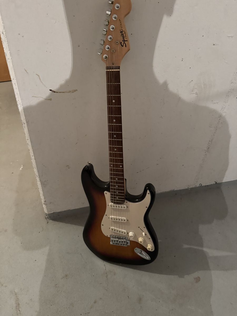 Musikinstrumente: E-Gitarre Squier Stratocaster Sunburst – Defekt aus Sarmenstorf von pab_x5yz