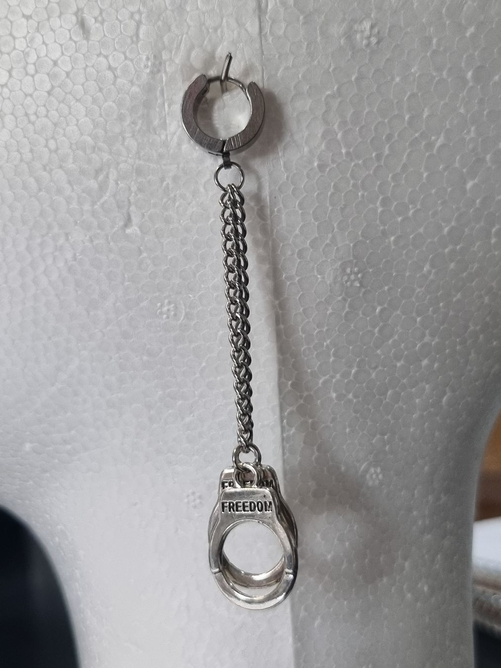 Ohrringe & -stecker: Silberfarbene Ohrringe mit Handschellen-Anhänger, Neu! – Neu und originalverpackt aus Figino von MabaStore24