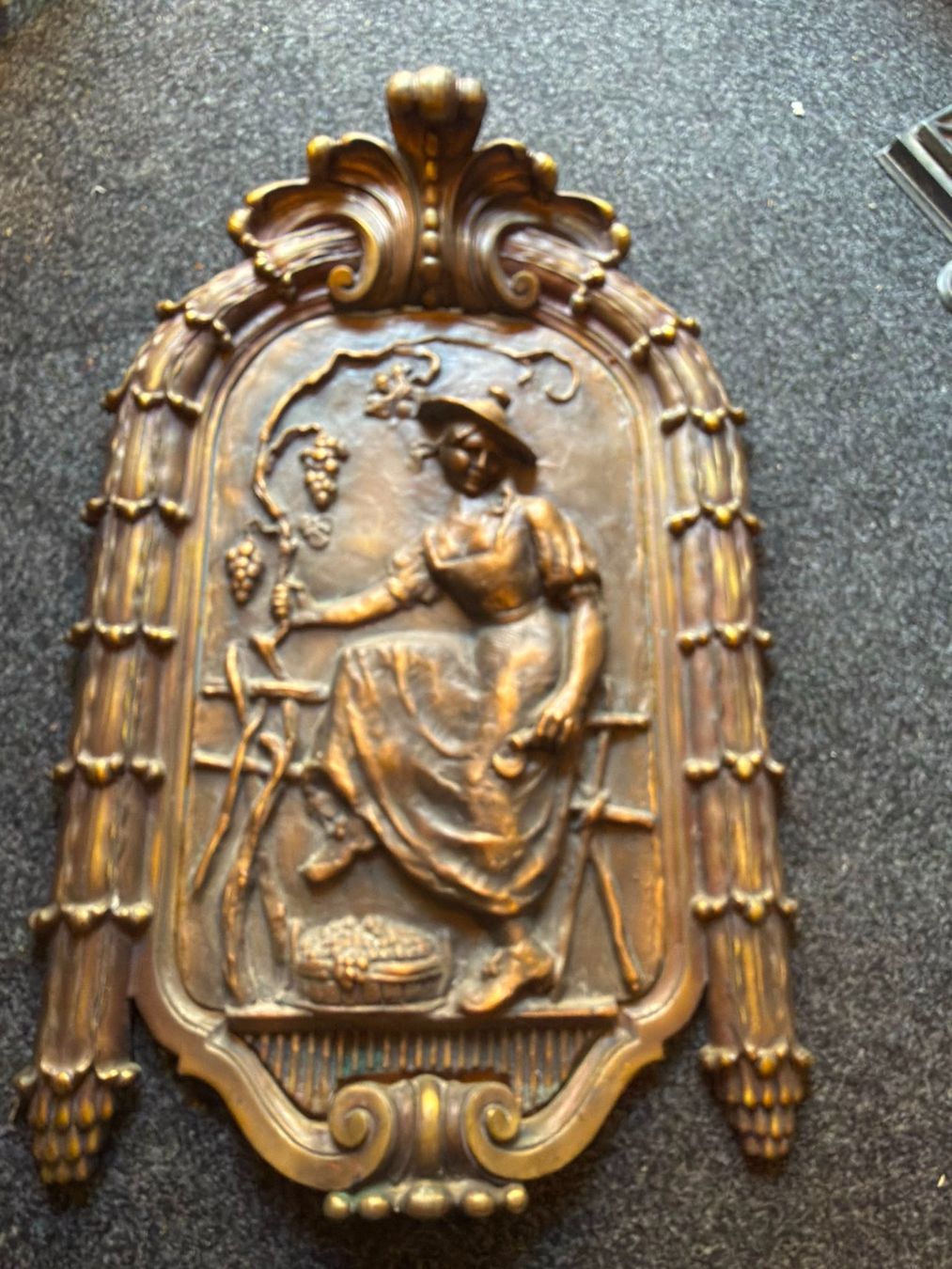 Skulpturen & Statuen: Dekoratives Wandrelief mit Frauenfigur – Gebraucht aus Luzern von Elgordo7 1