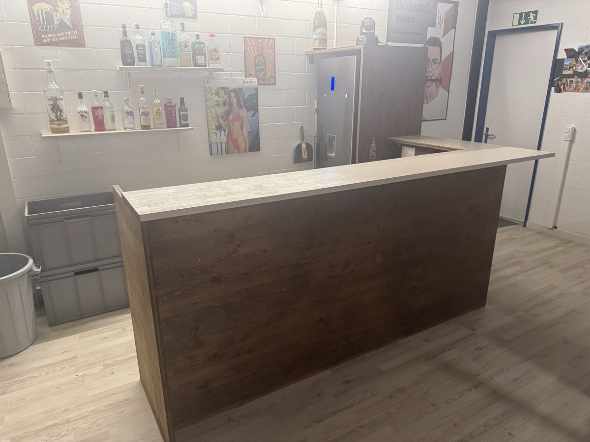 Equipement de magasin & Foires: Bartheke aus Holz inkl. Kühlschrank eigenbau – D'occasion à Sursee par sim_meier 1