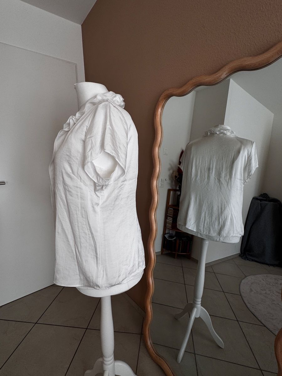 Camicette: Weisse Bluse mit Rüschen Gr 46 – Nuovo (secondo la descrizione) da Muttenz venduto da einfach-schoen 2