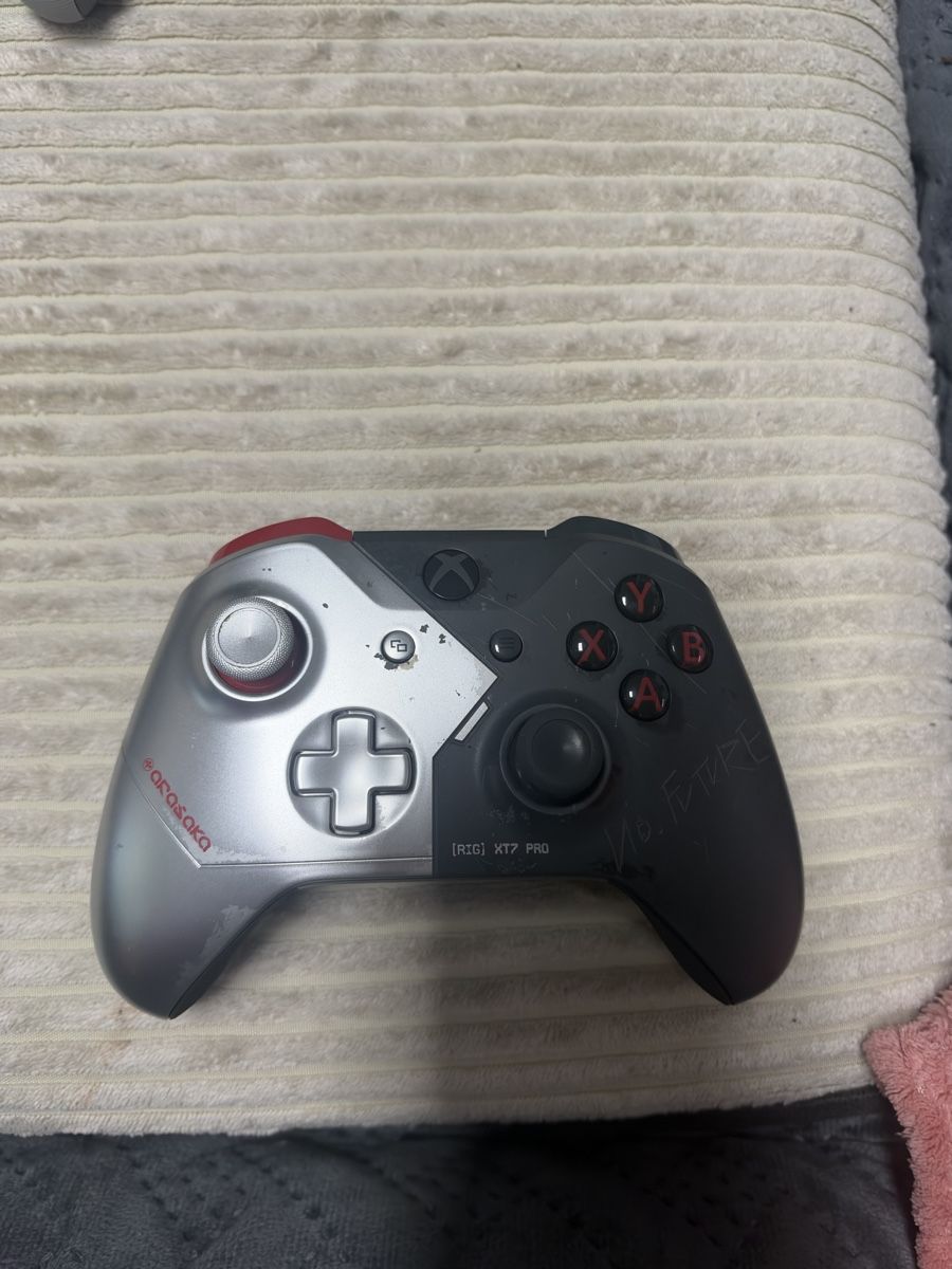 Microsoft Konsolen: Xbox Series X + 2 controller (Starfiled e Cyberpunk) – Gebraucht aus Cadro von dav_x5dc 2