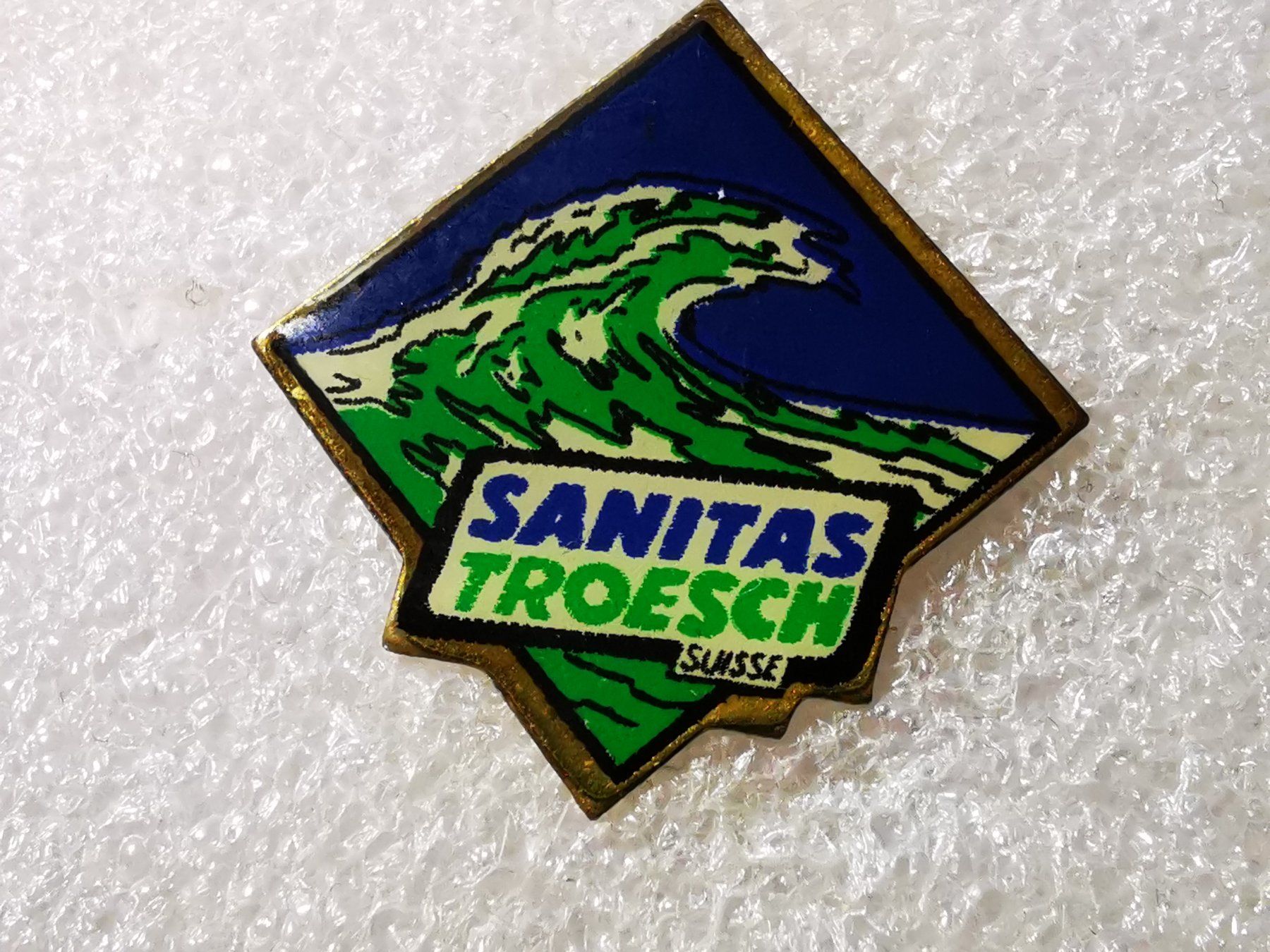 Placchette & Badge: Ansteckpin 24: Sanitas Troesch – Usato da Oppligen venduto da Pin-Fall-Shop