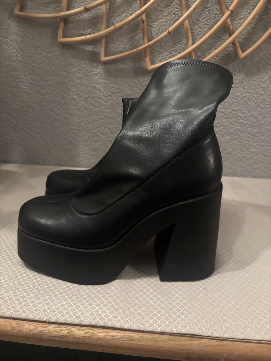 Bershka Damenschuhe: Botte à vendre – Neu (gemäss Beschreibung) aus Sonceboz-Sombeval von Luna_p1414 1