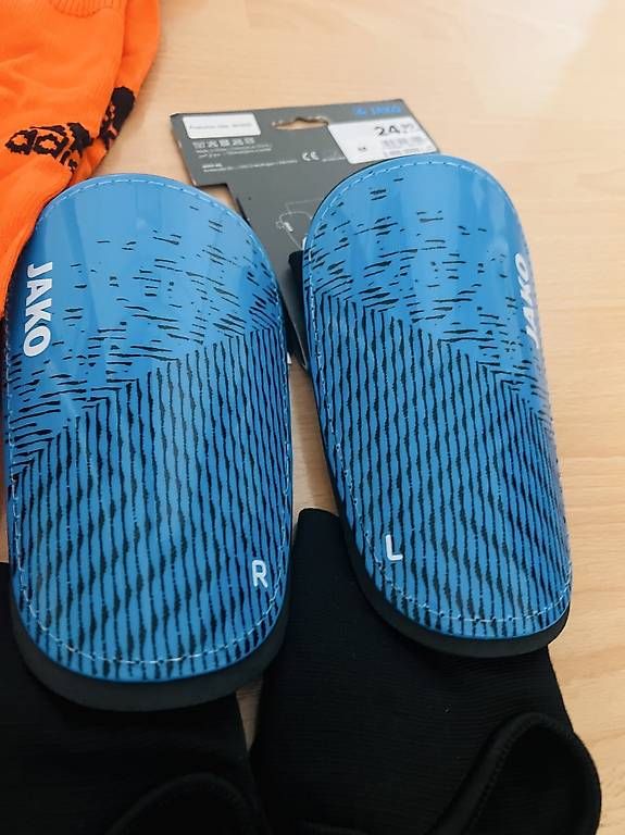 Protezioni & Imbottiture: Protège tibia et baskets pour le football – Usato da Morges venduto da sla_vm75 2