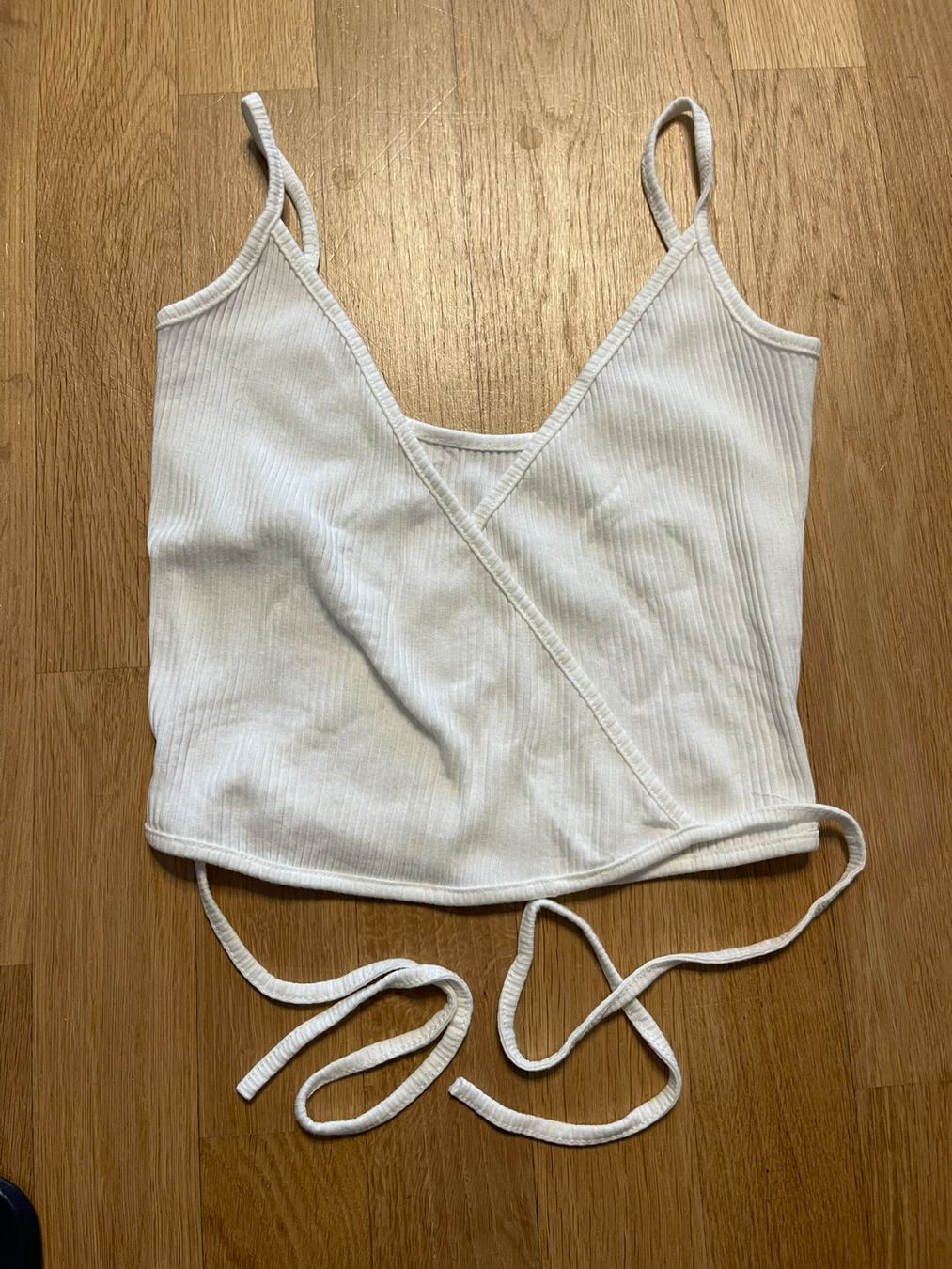 Top: Weisses Wickel Crop Top mit Bänder, Grösse S – Usato da Rheineck venduto da FGeissler