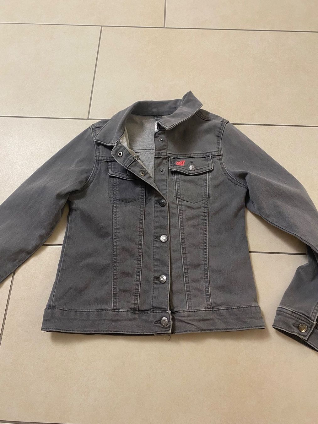 Giacche & Cappotti: Graue Jeansjacke Mädchen Grösse 146 – Usato da Küssnacht am Rigi venduto da icbicb 2