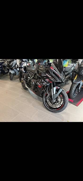 Route: Moto gsx 8r – Neuf avec emballage d'origine à Carouge par Coelho12k
