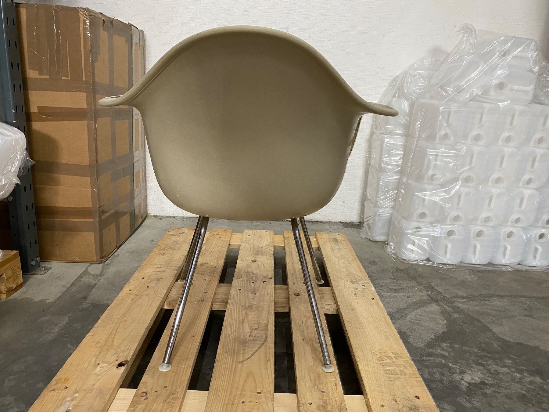 Eames Stühle: Eames Arm-Chair in Parchment / braun – Gebraucht aus Oberentfelden von Swissair72 4