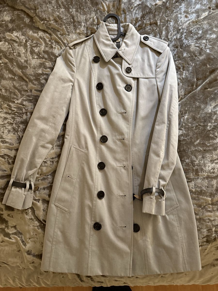 Burberry Mäntel: Burberry Trenchcoat in grau – Gebraucht aus Zürich von larrysells