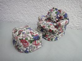 Puppenhauszubehör, Polstersessel mit Hocker