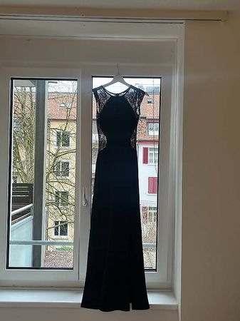 Elegantes Abendkleid aus Spitze mit Schlitz