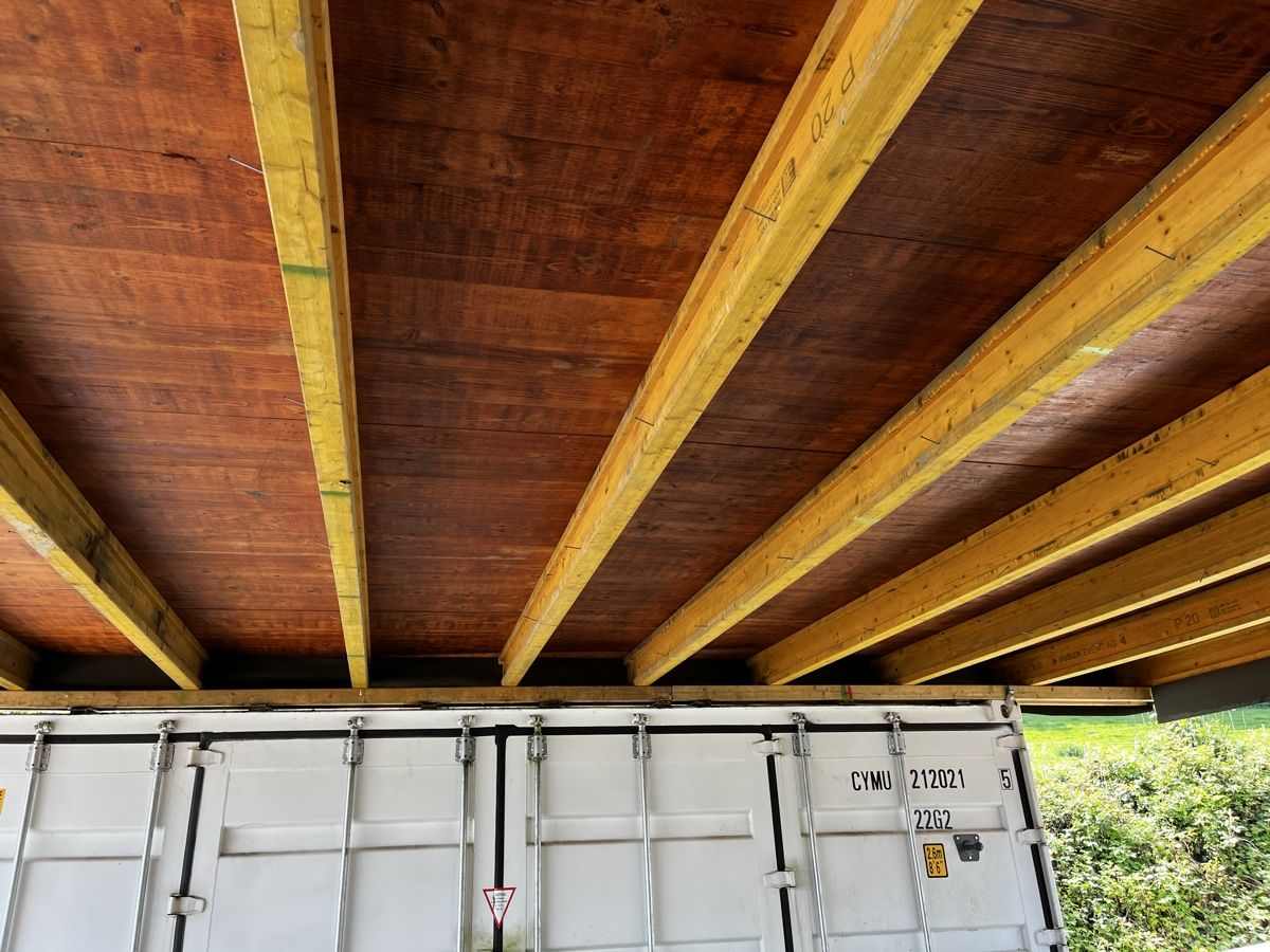Articoli in legno: Containerdach 8 x 6 m mit Schaltafeln und Dokaträger – Usato da grosswangen venduto da Poliniman0 2