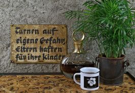 Blechschild, Hinweisschild "Turnen auf eigene Gefahr"