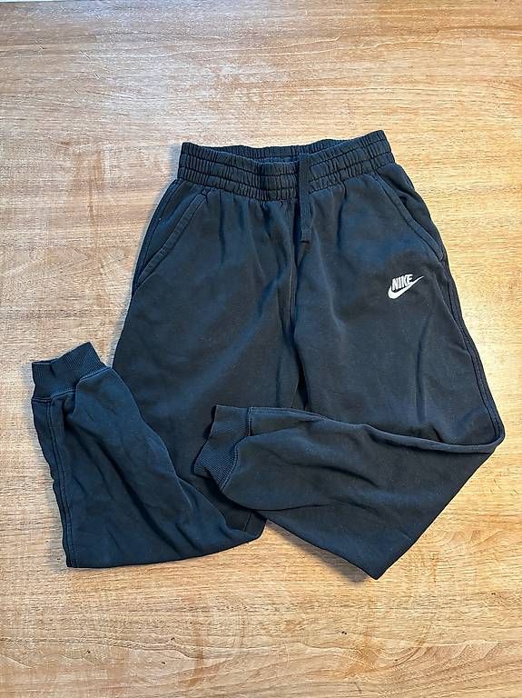 Hosen: Nike Trainerhose, Grösse 147-158 – Gebraucht aus Pfäffikon ZH von eggisun