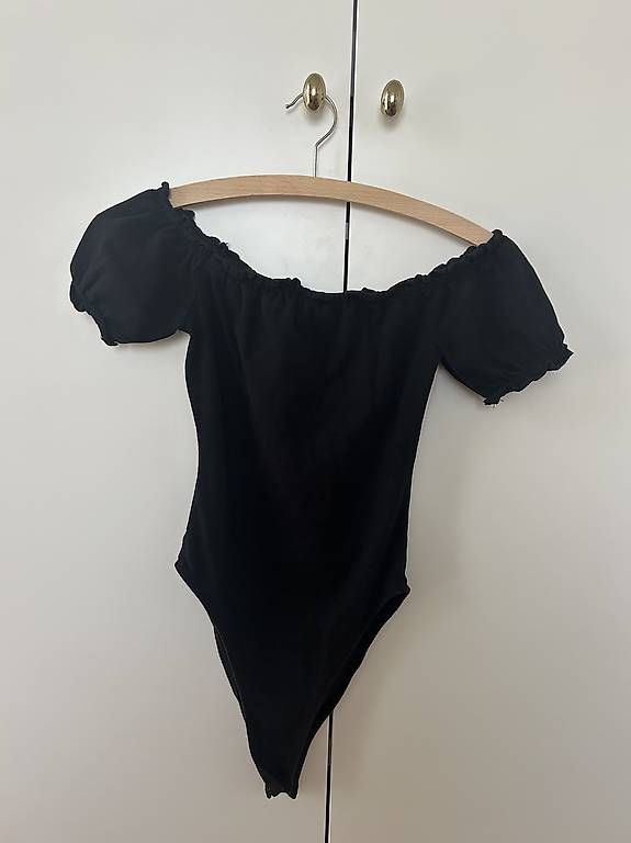 Top: Black off shoulder body – Usato da Münsingen venduto da klo_bvb2